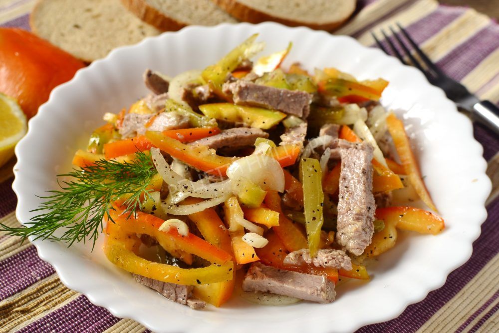 Пражский салат с болгарским перцем и говядиной