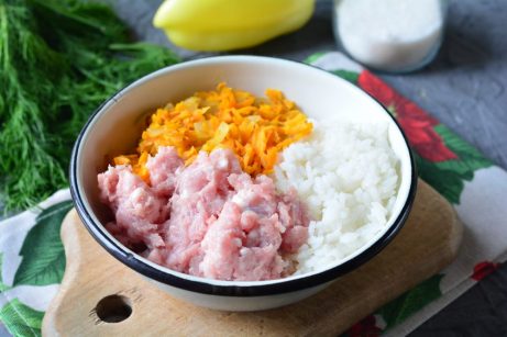 Фаршированные перцы с мясом и рисом тушеные на сковороде - фото шаг 3