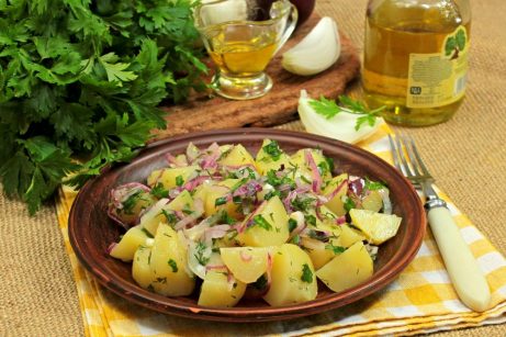 Постный картофельный салат с маринованным луком - фото шаг 9