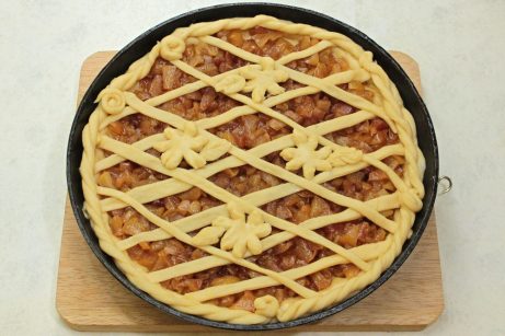 Яблочный пирог из дрожжевого теста - фото шаг 10