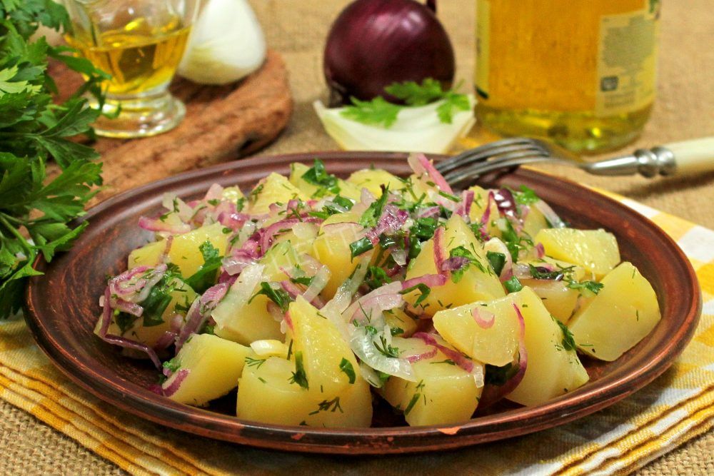 Постный картофельный салат с маринованным луком