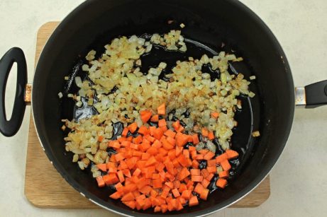 Гречка с луком и морковью на сковороде - фото шаг 1
