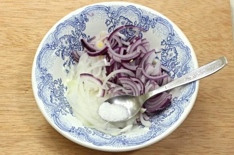 Постный картофельный салат с маринованным луком - фото шаг 2