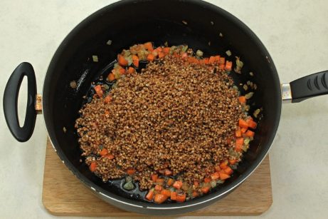 Гречка с луком и морковью на сковороде - фото шаг 2