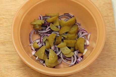 Постный салат из картофеля и соленых огурцов - фото шаг 3