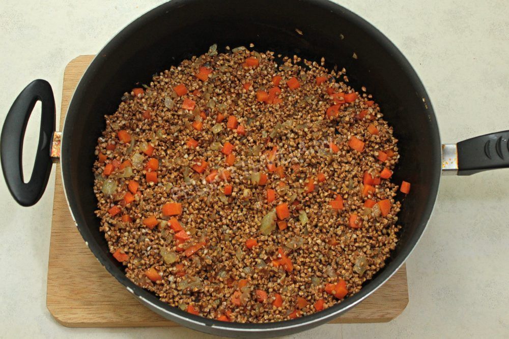 Гречка с луком и морковью на сковороде - фото шаг 3