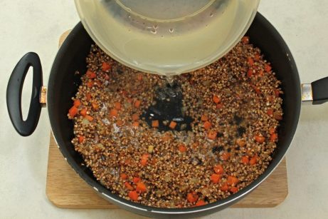 Гречка с луком и морковью на сковороде - фото шаг 4