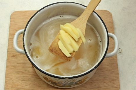 Гороховый суп с тушенкой - фото шаг 4