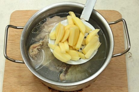 Куриный суп с вермишелью и картошкой - фото шаг 4