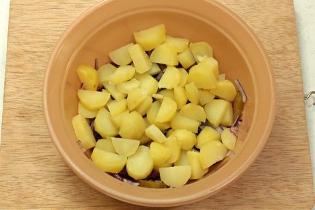Постный салат из картофеля и соленых огурцов - фото шаг 5