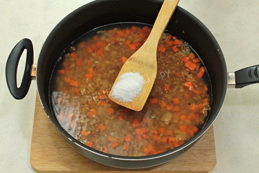 Гречка с луком и морковью на сковороде - фото шаг 5