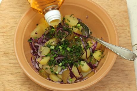 Постный салат из картофеля и соленых огурцов - фото шаг 6