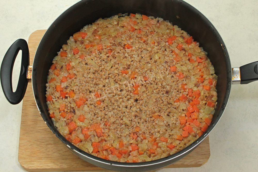 Гречка с луком и морковью на сковороде - фото шаг 6