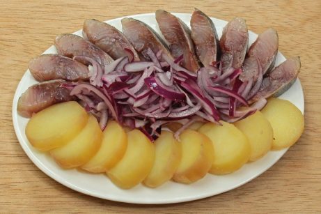 Закуска из сельди с маринованным луком и картофелем - фото шаг 6