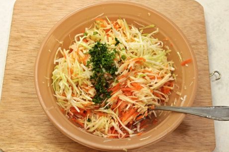 Салат из свежей капусты с яблоком и морковью - фото шаг 6