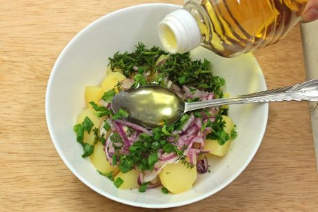 Постный картофельный салат с маринованным луком - фото шаг 7