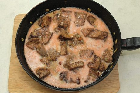 Печень тушеная в томатно-сметанном соусе - фото шаг 7