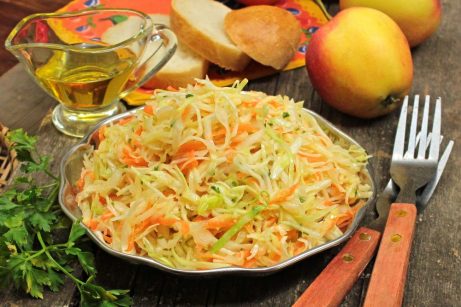 Салат из свежей капусты с яблоком и морковью - фото шаг 7