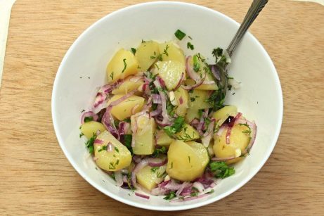 Постный картофельный салат с маринованным луком - фото шаг 8