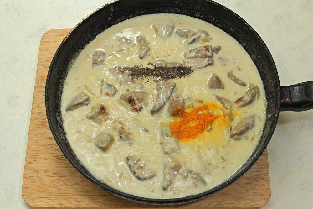 Печень в сметанном соусе с луком и морковью на сковороде рецепт с фото пошагово