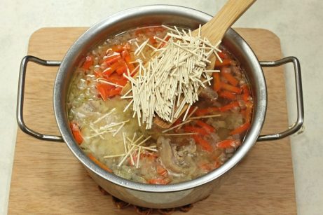 Куриный суп с вермишелью и картошкой - фото шаг 8