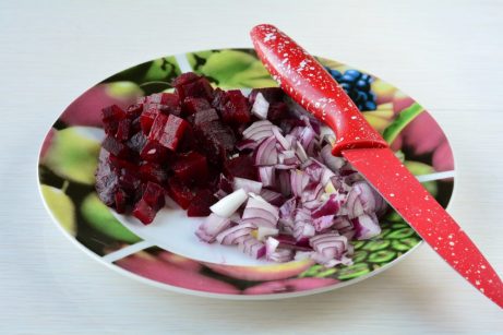 Простой салат с селедкой и свеклой - фото шаг 1