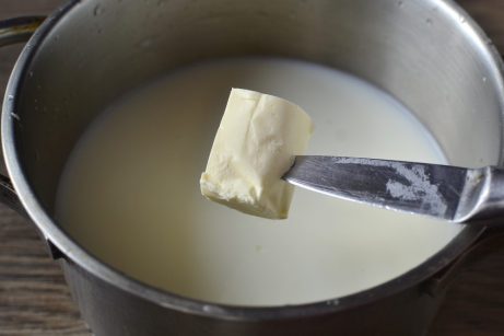 Молочная каша из кукурузной крупы - фото шаг 1