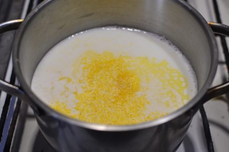 Молочная каша из кукурузной крупы - фото шаг 2