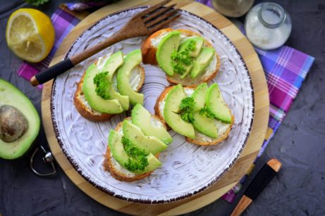Бутерброды с авокадо и сыром - фото шаг 7