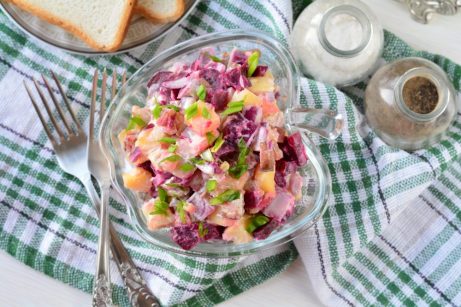 Простой салат с селедкой и свеклой - фото шаг 5