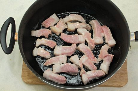 Свинина с рисом на сковороде - фото шаг 1