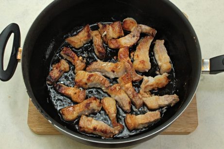 Свинина с рисом на сковороде - фото шаг 2