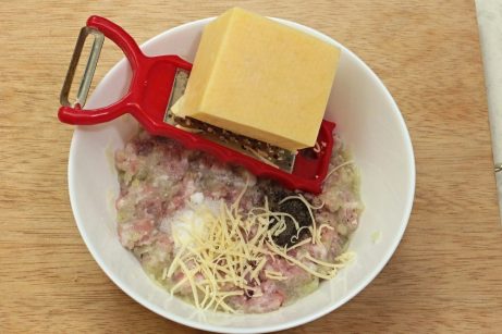 Мясные биточки с сыром и луком на сковороде - фото шаг 2