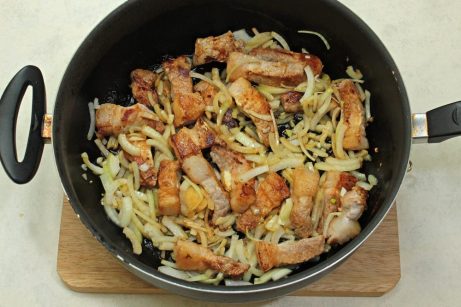 Свинина с рисом на сковороде - фото шаг 3