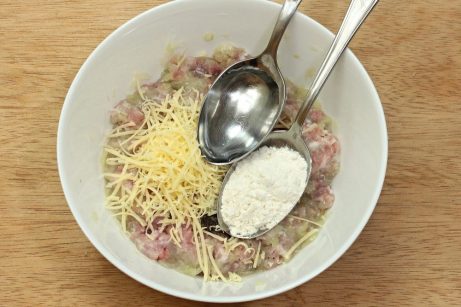 Мясные биточки с сыром и луком на сковороде - фото шаг 3