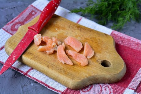 Бутерброды с красной рыбой, огурцом и сыром - фото шаг 4