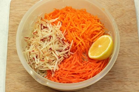 Витаминный салат из сырой тыквы и капусты - фото шаг 5