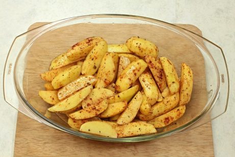 Подчеревок, запеченный с картошкой в духовке - фото шаг 7