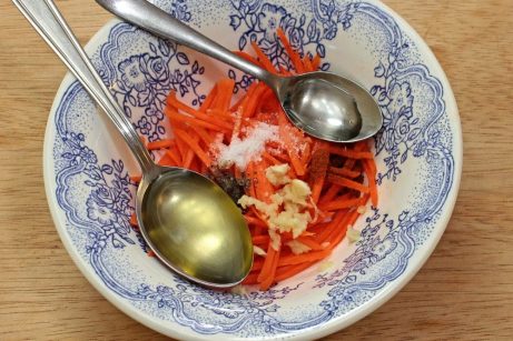 Салат с копченой курицей и корейской морковью - фото шаг 4