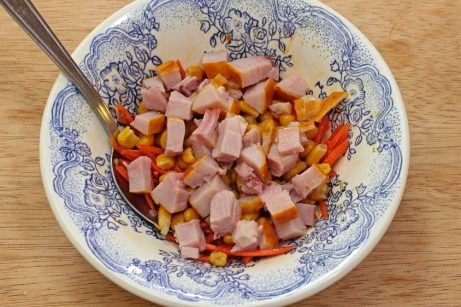 Салат с копченой курицей и корейской морковью - фото шаг 6