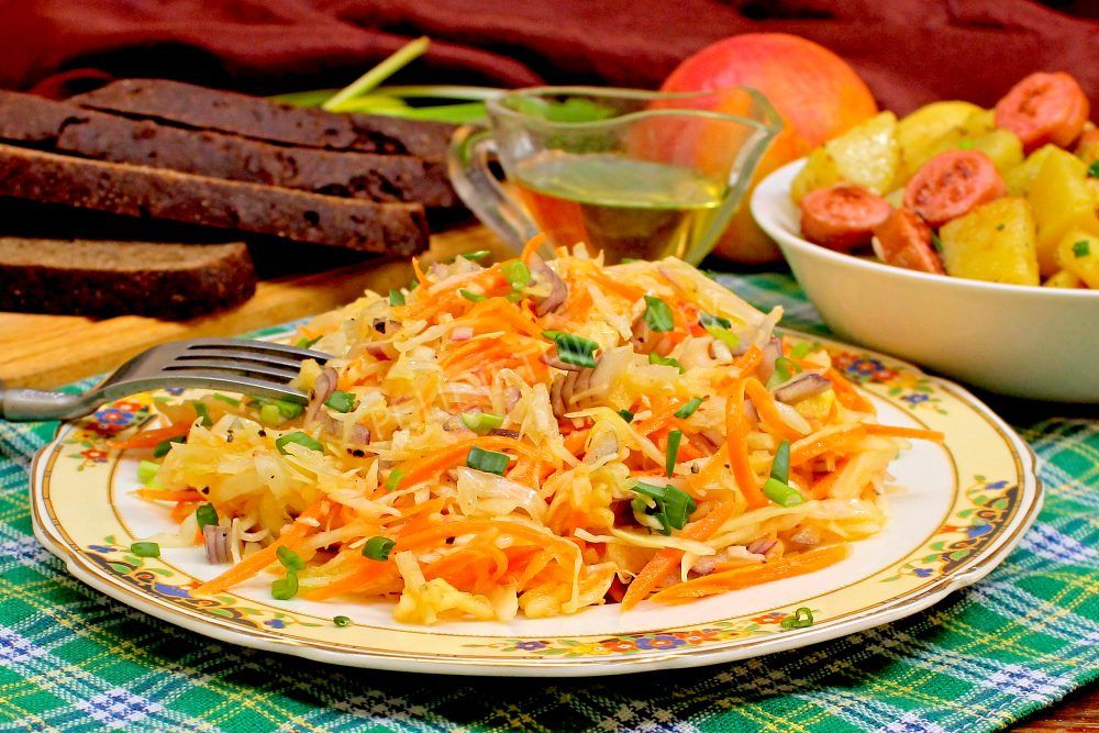 Салат из капусты с корейской морковью и яблоками