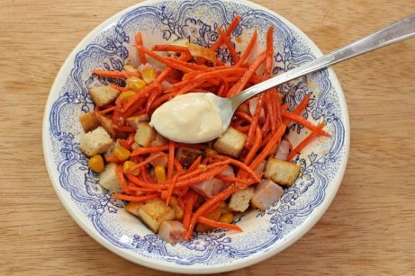 Салат с копченой курицей и корейской морковью - фото шаг 8