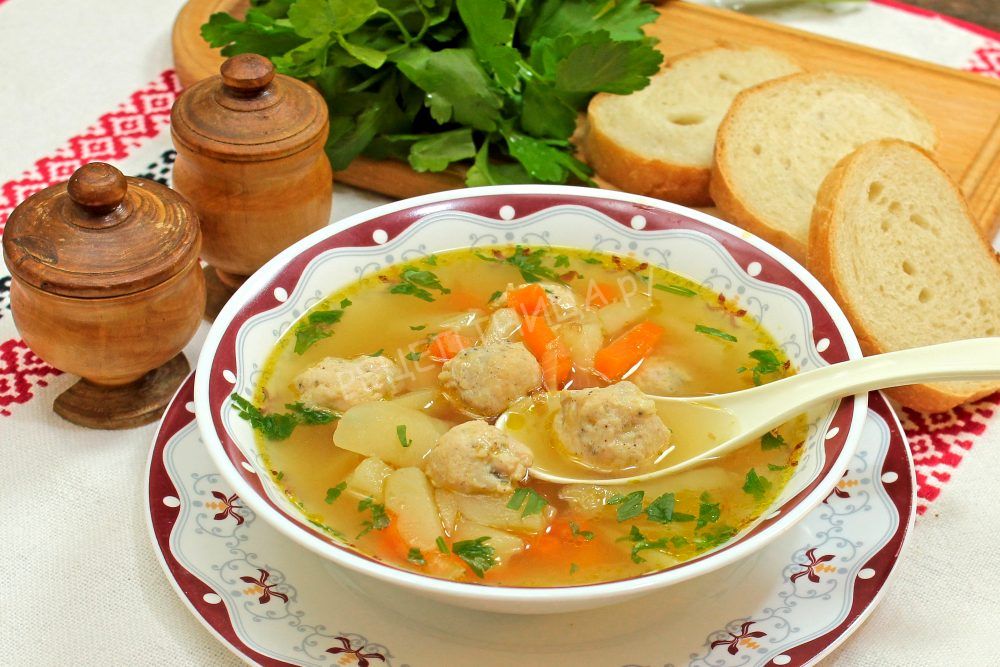 Простой низкокалорийный суп с фрикадельками