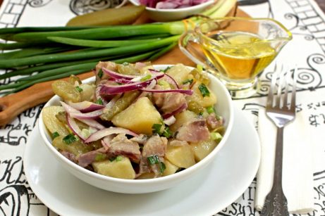 Немецкий картофельный салат с сельдью и солеными огурцами - фото шаг 9