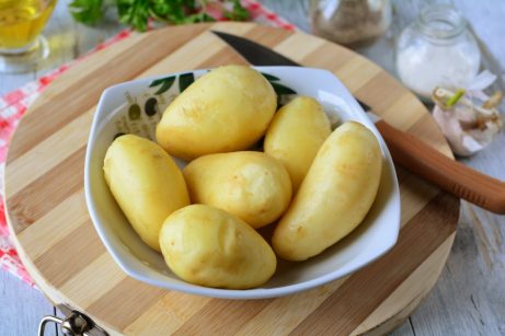 Молодой картофель с зеленью и чесноком - фото шаг 1