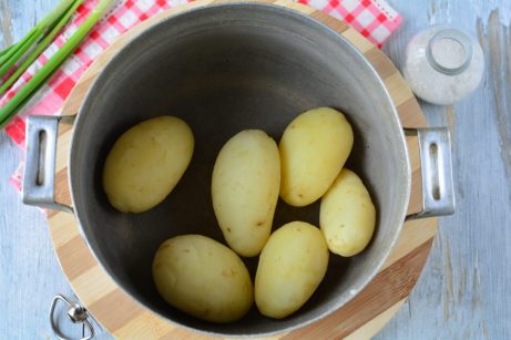 Молодой картофель с зеленью и чесноком - фото шаг 2