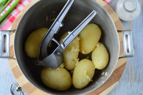 Молодой картофель с зеленью и чесноком - фото шаг 3
