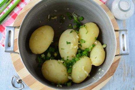 Молодой картофель с зеленью и чесноком - фото шаг 4