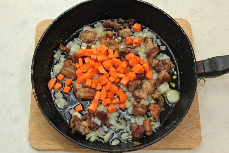 Рис с мясом и овощами на сковороде - фото шаг 4