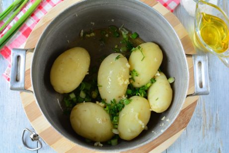 Молодой картофель с зеленью и чесноком - фото шаг 5